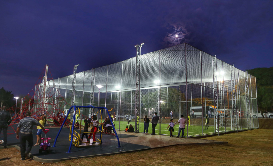Moradores do Jardim Novo Oásis, em Maringá (Noroeste), ganharam nesta quinta-feira (16) um novo espaço de lazer. O governador Carlos Massa Ratinho Junior e o prefeito Ulisses Maia inauguraram a primeira de 30 unidade no município do programa Meu Campinho. Com 1,5 mil metros quadrados e investimento total de cerca de R$ 400 mil, o local conta com diversos aparelhos de lazer para pessoas de todas as idades. Maringá, 16/05/2019Foto: José Fernando Ogura/ANPr