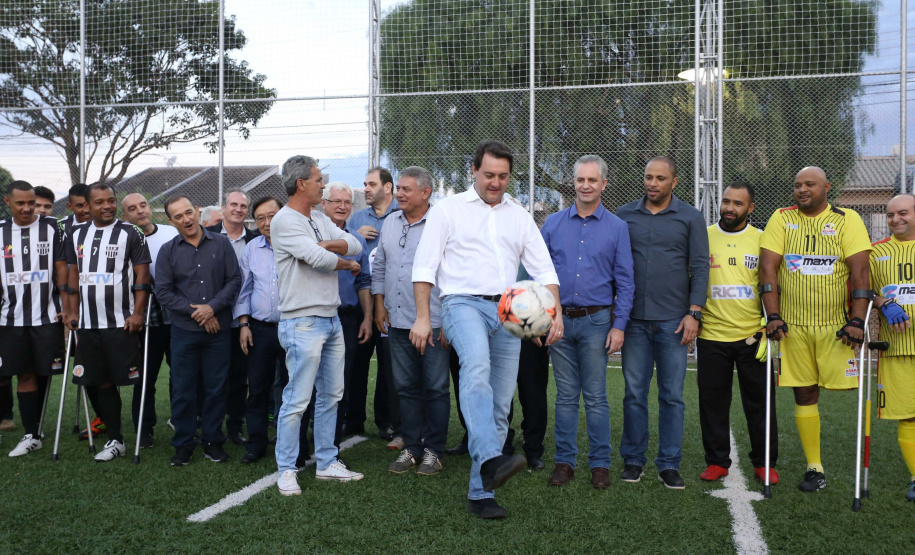 Moradores do Jardim Novo Oásis, em Maringá (Noroeste), ganharam nesta quinta-feira (16) um novo espaço de lazer. O governador Carlos Massa Ratinho Junior e o prefeito Ulisses Maia inauguraram a primeira de 30 unidade no município do programa Meu Campinho. Com 1,5 mil metros quadrados e investimento total de cerca de R$ 400 mil, o local conta com diversos aparelhos de lazer para pessoas de todas as idades. Maringá, 16/05/2019Foto: José Fernando Ogura/ANPr