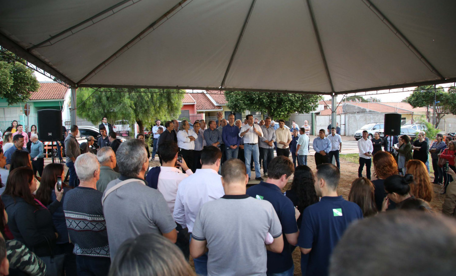 Moradores do Jardim Novo Oásis, em Maringá (Noroeste), ganharam nesta quinta-feira (16) um novo espaço de lazer. O governador Carlos Massa Ratinho Junior e o prefeito Ulisses Maia inauguraram a primeira de 30 unidade no município do programa Meu Campinho. Com 1,5 mil metros quadrados e investimento total de cerca de R$ 400 mil, o local conta com diversos aparelhos de lazer para pessoas de todas as idades. Maringá, 16/05/2019Foto: José Fernando Ogura/ANPr