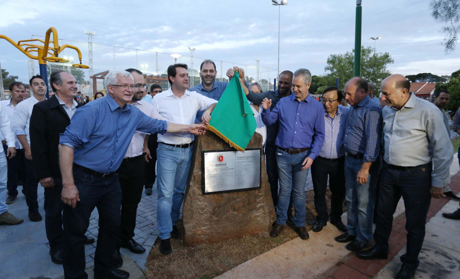 Moradores do Jardim Novo Oásis, em Maringá (Noroeste), ganharam nesta quinta-feira (16) um novo espaço de lazer. O governador Carlos Massa Ratinho Junior e o prefeito Ulisses Maia inauguraram a primeira de 30 unidade no município do programa Meu Campinho. Com 1,5 mil metros quadrados e investimento total de cerca de R$ 400 mil, o local conta com diversos aparelhos de lazer para pessoas de todas as idades. Maringá, 16/05/2019Foto: José Fernando Ogura/ANPr