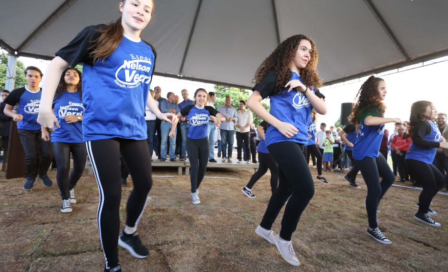 Moradores do Jardim Novo Oásis, em Maringá (Noroeste), ganharam nesta quinta-feira (16) um novo espaço de lazer. O governador Carlos Massa Ratinho Junior e o prefeito Ulisses Maia inauguraram a primeira de 30 unidade no município do programa Meu Campinho. Com 1,5 mil metros quadrados e investimento total de cerca de R$ 400 mil, o local conta com diversos aparelhos de lazer para pessoas de todas as idades. Maringá, 16/05/2019Foto: José Fernando Ogura/ANPr