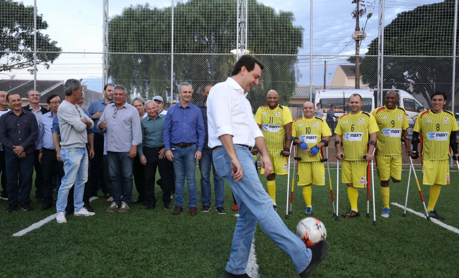 Moradores do Jardim Novo Oásis, em Maringá (Noroeste), ganharam nesta quinta-feira (16) um novo espaço de lazer. O governador Carlos Massa Ratinho Junior e o prefeito Ulisses Maia inauguraram a primeira de 30 unidade no município do programa Meu Campinho. Com 1,5 mil metros quadrados e investimento total de cerca de R$ 400 mil, o local conta com diversos aparelhos de lazer para pessoas de todas as idades. Maringá, 16/05/2019Foto: José Fernando Ogura/ANPr