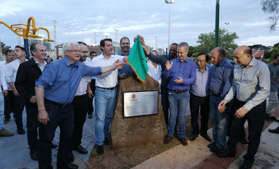 Moradores do Jardim Novo Oásis, em Maringá (Noroeste), ganharam nesta quinta-feira (16) um novo espaço de lazer. O governador Carlos Massa Ratinho Junior e o prefeito Ulisses Maia inauguraram a primeira de 30 unidade no município do programa Meu Campinho. Com 1,5 mil metros quadrados e investimento total de cerca de R$ 400 mil, o local conta com diversos aparelhos de lazer para pessoas de todas as idades. Maringá, 16/05/2019Foto: José Fernando Ogura/ANPr