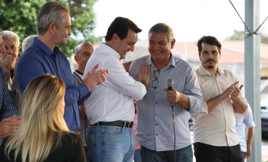 Moradores do Jardim Novo Oásis, em Maringá (Noroeste), ganharam nesta quinta-feira (16) um novo espaço de lazer. O governador Carlos Massa Ratinho Junior e o prefeito Ulisses Maia inauguraram a primeira de 30 unidade no município do programa Meu Campinho. Com 1,5 mil metros quadrados e investimento total de cerca de R$ 400 mil, o local conta com diversos aparelhos de lazer para pessoas de todas as idades. Maringá, 16/05/2019Foto: José Fernando Ogura/ANPr