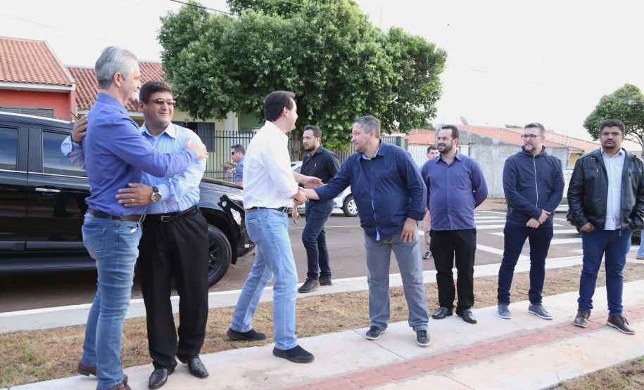 Moradores do Jardim Novo Oásis, em Maringá (Noroeste), ganharam nesta quinta-feira (16) um novo espaço de lazer. O governador Carlos Massa Ratinho Junior e o prefeito Ulisses Maia inauguraram a primeira de 30 unidade no município do programa Meu Campinho. Com 1,5 mil metros quadrados e investimento total de cerca de R$ 400 mil, o local conta com diversos aparelhos de lazer para pessoas de todas as idades. Maringá, 16/05/2019Foto: José Fernando Ogura/ANPr