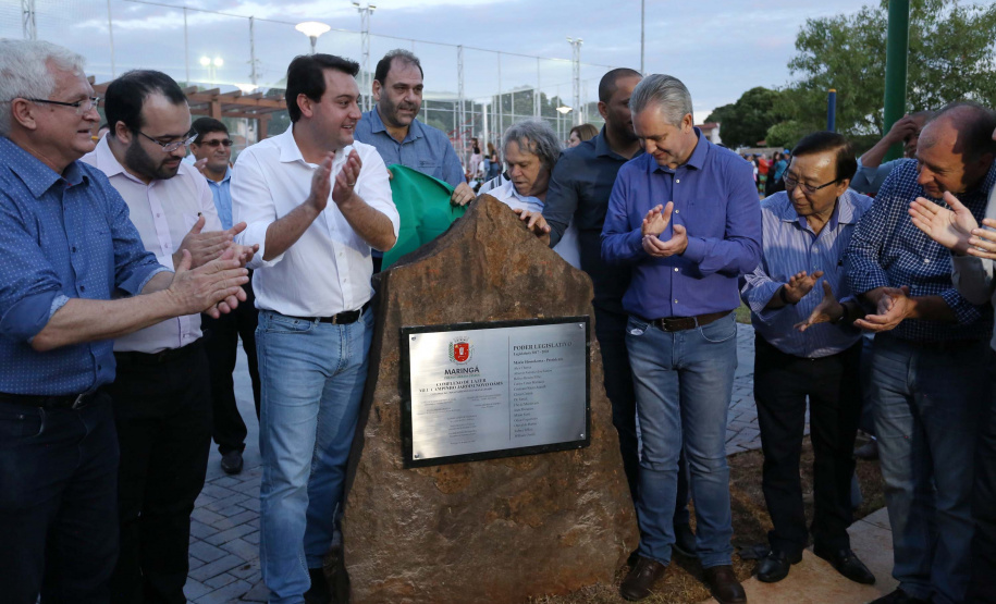 Moradores do Jardim Novo Oásis, em Maringá (Noroeste), ganharam nesta quinta-feira (16) um novo espaço de lazer. O governador Carlos Massa Ratinho Junior e o prefeito Ulisses Maia inauguraram a primeira de 30 unidade no município do programa Meu Campinho. Com 1,5 mil metros quadrados e investimento total de cerca de R$ 400 mil, o local conta com diversos aparelhos de lazer para pessoas de todas as idades. Maringá, 16/05/2019Foto: José Fernando Ogura/ANPr