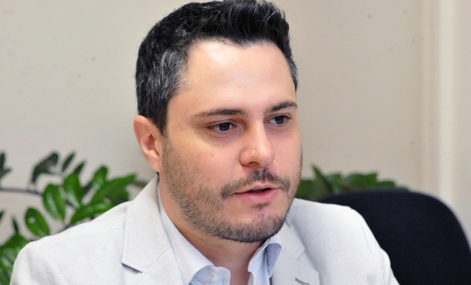 O professor Eduardo Jussiani, do Departamento de Física, do Centro de Ciências Exatas (CCE), e coordenador geral do evento em Londrina, conta que a escolha dos temas é pautada em demandas atuais, mas a participação de pesquisadores e alunos de outras áreas na organização resultou na interdisciplinaridade e diversidade das palestras. Ele cita ainda os temas gastronomia, comunicação e feminismo como novidades da edição 2019 em Londrina. Foto:UEL