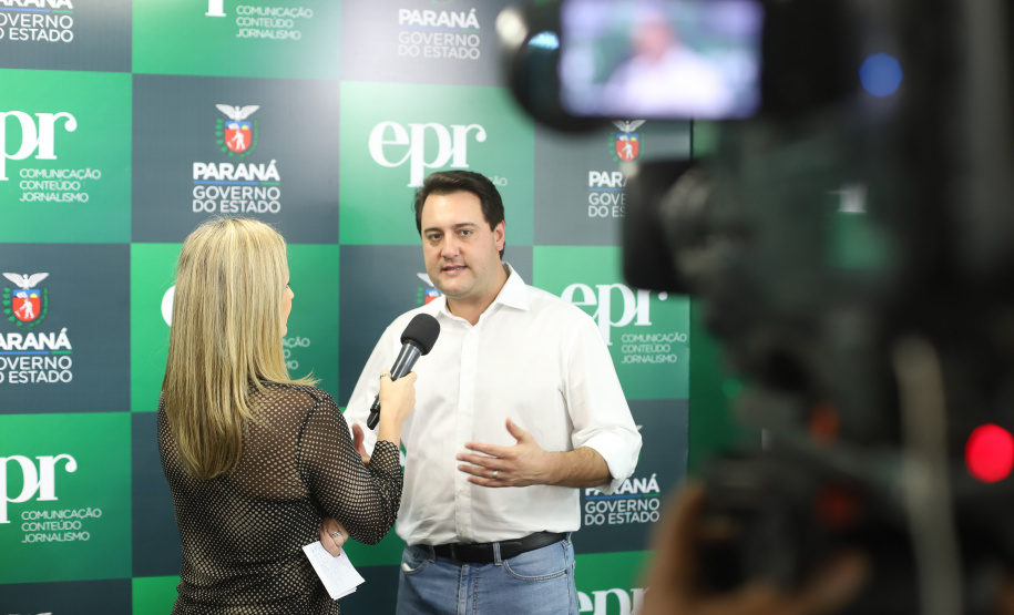 O Paraná se transformou em um contraponto nacional no debate sobre a distribuição de verbas para as universidades públicas. A postura do governador Carlos Massa Ratinho Junior, de estabelecer critérios de meritocracia para ampliar o repasse de recursos para o ensino superior, foi elogiada pelo jornalista Eduardo Oinegue, da rádio BandNews. Foto: Rodrigo Felix Leal/AnPR