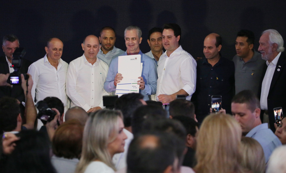 O Governo do Paraná concluiu nesta sexta-feira (17) a agenda em Maringá com a confirmação de R$ 41 milhões para ações e investimentos em 40 municípios da região Noroeste. O governador Carlos Massa Ratinho Junior recebeu prefeitos na 47ª Expoingá, no Parque Internacional de Exposições Francisco Feio Ribeiro. O encontro fez parte das ações em Maringá como sede administrativa do governo estadual. Foto:José Fernando Ogura/ANPr