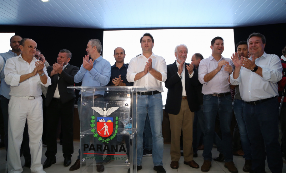 O Governo do Paraná concluiu nesta sexta-feira (17) a agenda em Maringá com a confirmação de R$ 41 milhões para ações e investimentos em 40 municípios da região Noroeste. O governador Carlos Massa Ratinho Junior recebeu prefeitos na 47ª Expoingá, no Parque Internacional de Exposições Francisco Feio Ribeiro. O encontro fez parte das ações em Maringá como sede administrativa do governo estadual. Foto:José Fernando Ogura/ANPr