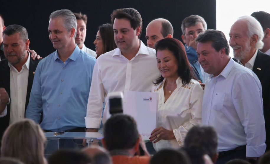 O Governo do Paraná concluiu nesta sexta-feira (17) a agenda em Maringá com a confirmação de R$ 41 milhões para ações e investimentos em 40 municípios da região Noroeste. O governador Carlos Massa Ratinho Junior recebeu prefeitos na 47ª Expoingá, no Parque Internacional de Exposições Francisco Feio Ribeiro. O encontro fez parte das ações em Maringá como sede administrativa do governo estadual. Foto:José Fernando Ogura/ANPr