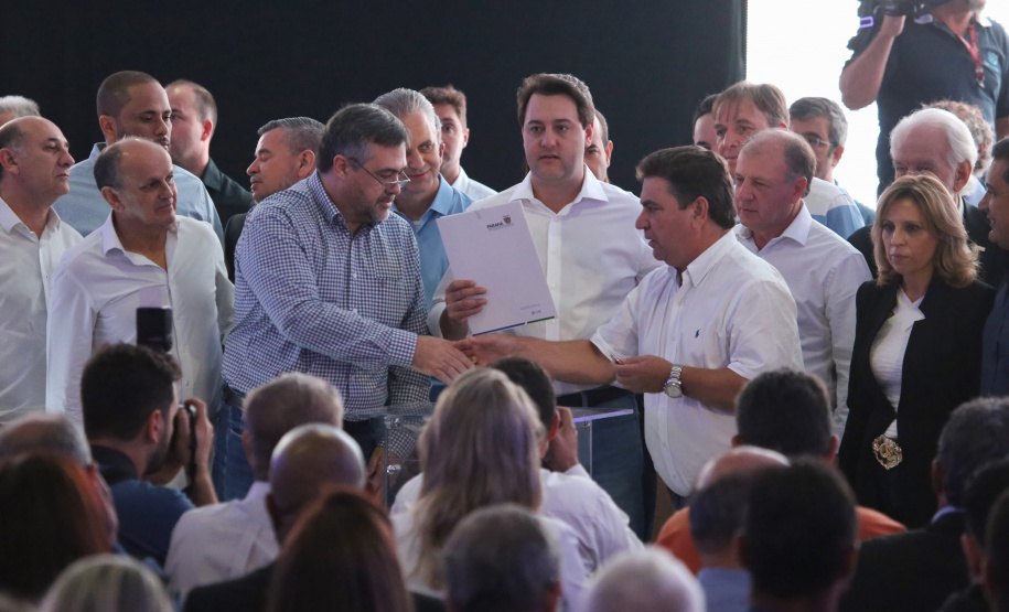 O Governo do Paraná concluiu nesta sexta-feira (17) a agenda em Maringá com a confirmação de R$ 41 milhões para ações e investimentos em 40 municípios da região Noroeste. O governador Carlos Massa Ratinho Junior recebeu prefeitos na 47ª Expoingá, no Parque Internacional de Exposições Francisco Feio Ribeiro. O encontro fez parte das ações em Maringá como sede administrativa do governo estadual. Foto:José Fernando Ogura/ANPr