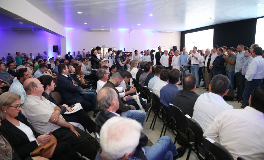 O Governo do Paraná concluiu nesta sexta-feira (17) a agenda em Maringá com a confirmação de R$ 41 milhões para ações e investimentos em 40 municípios da região Noroeste. O governador Carlos Massa Ratinho Junior recebeu prefeitos na 47ª Expoingá, no Parque Internacional de Exposições Francisco Feio Ribeiro. O encontro fez parte das ações em Maringá como sede administrativa do governo estadual. Foto:José Fernando Ogura/ANPr