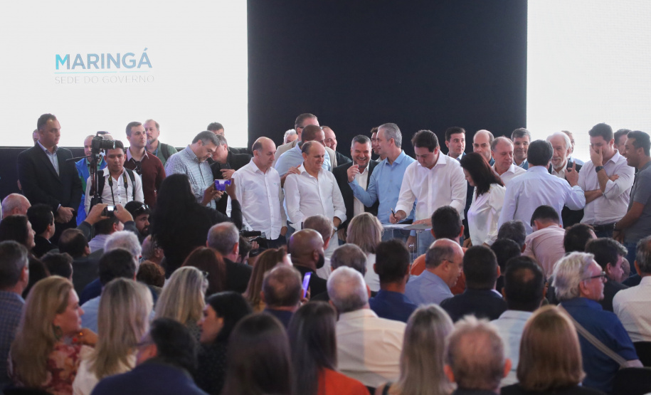 O Governo do Paraná concluiu nesta sexta-feira (17) a agenda em Maringá com a confirmação de R$ 41 milhões para ações e investimentos em 40 municípios da região Noroeste. O governador Carlos Massa Ratinho Junior recebeu prefeitos na 47ª Expoingá, no Parque Internacional de Exposições Francisco Feio Ribeiro. O encontro fez parte das ações em Maringá como sede administrativa do governo estadual. Foto:José Fernando Ogura/ANPr