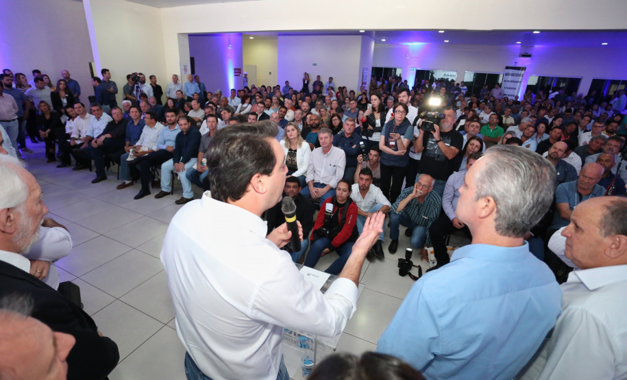 O Governo do Paraná concluiu nesta sexta-feira (17) a agenda em Maringá com a confirmação de R$ 41 milhões para ações e investimentos em 40 municípios da região Noroeste. O governador Carlos Massa Ratinho Junior recebeu prefeitos na 47ª Expoingá, no Parque Internacional de Exposições Francisco Feio Ribeiro. O encontro fez parte das ações em Maringá como sede administrativa do governo estadual. Foto:José Fernando Ogura/ANPr