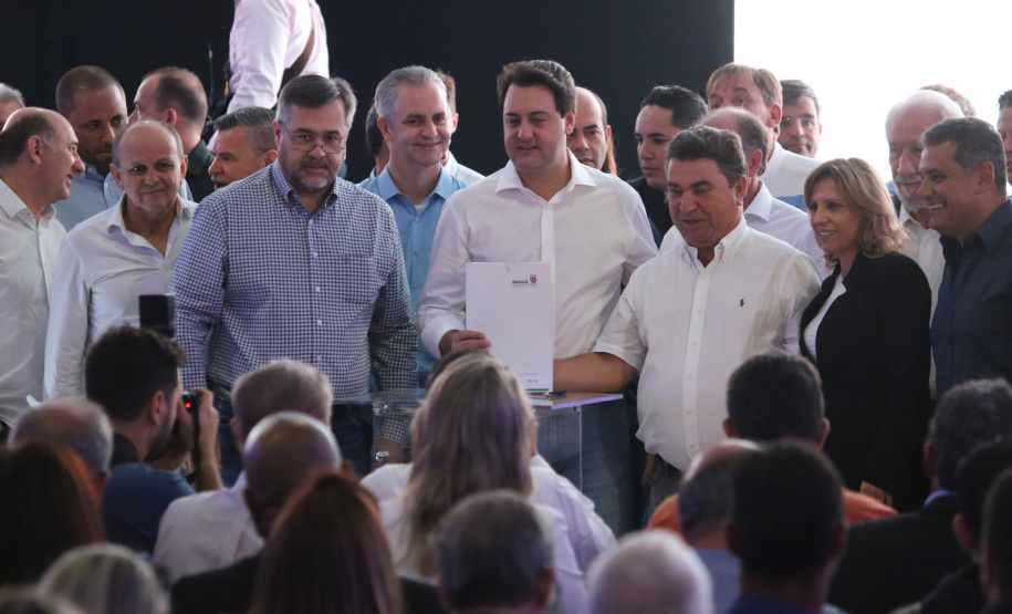 O Governo do Paraná concluiu nesta sexta-feira (17) a agenda em Maringá com a confirmação de R$ 41 milhões para ações e investimentos em 40 municípios da região Noroeste. O governador Carlos Massa Ratinho Junior recebeu prefeitos na 47ª Expoingá, no Parque Internacional de Exposições Francisco Feio Ribeiro. O encontro fez parte das ações em Maringá como sede administrativa do governo estadual. Foto:José Fernando Ogura/ANPr