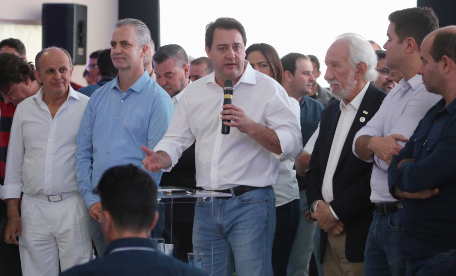 O Governo do Paraná concluiu nesta sexta-feira (17) a agenda em Maringá com a confirmação de R$ 41 milhões para ações e investimentos em 40 municípios da região Noroeste. O governador Carlos Massa Ratinho Junior recebeu prefeitos na 47ª Expoingá, no Parque Internacional de Exposições Francisco Feio Ribeiro. O encontro fez parte das ações em Maringá como sede administrativa do governo estadual. Foto:José Fernando Ogura/ANPr