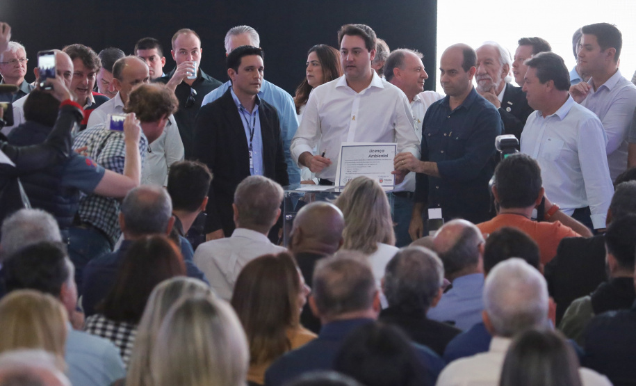 O Governo do Paraná concluiu nesta sexta-feira (17) a agenda em Maringá com a confirmação de R$ 41 milhões para ações e investimentos em 40 municípios da região Noroeste. O governador Carlos Massa Ratinho Junior recebeu prefeitos na 47ª Expoingá, no Parque Internacional de Exposições Francisco Feio Ribeiro. O encontro fez parte das ações em Maringá como sede administrativa do governo estadual. Foto:José Fernando Ogura/ANPr