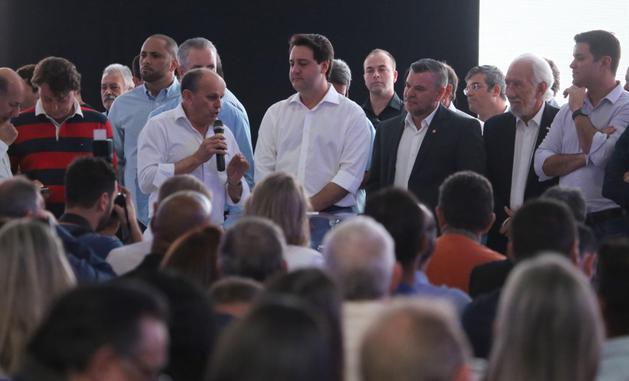 O Governo do Paraná concluiu nesta sexta-feira (17) a agenda em Maringá com a confirmação de R$ 41 milhões para ações e investimentos em 40 municípios da região Noroeste. O governador Carlos Massa Ratinho Junior recebeu prefeitos na 47ª Expoingá, no Parque Internacional de Exposições Francisco Feio Ribeiro. O encontro fez parte das ações em Maringá como sede administrativa do governo estadual. Foto:José Fernando Ogura/ANPr