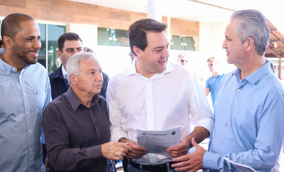 O Governo do Paraná concluiu nesta sexta-feira (17) a agenda em Maringá com a confirmação de R$ 41 milhões para ações e investimentos em 40 municípios da região Noroeste. O governador Carlos Massa Ratinho Junior recebeu prefeitos na 47ª Expoingá, no Parque Internacional de Exposições Francisco Feio Ribeiro. O encontro fez parte das ações em Maringá como sede administrativa do governo estadual. Foto: Rodrio Felix Leal/ANPr