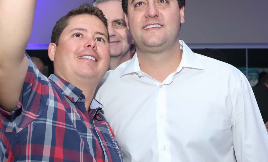 O Governo do Paraná concluiu nesta sexta-feira (17) a agenda em Maringá com a confirmação de R$ 41 milhões para ações e investimentos em 40 municípios da região Noroeste. O governador Carlos Massa Ratinho Junior recebeu prefeitos na 47ª Expoingá, no Parque Internacional de Exposições Francisco Feio Ribeiro. O encontro fez parte das ações em Maringá como sede administrativa do governo estadual. Foto: Rodrio Felix Leal/ANPr