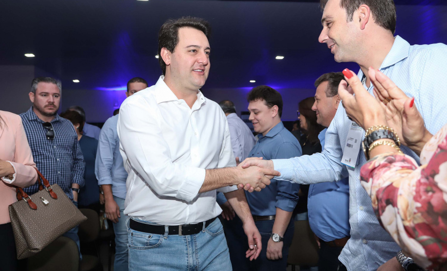 O Governo do Paraná concluiu nesta sexta-feira (17) a agenda em Maringá com a confirmação de R$ 41 milhões para ações e investimentos em 40 municípios da região Noroeste. O governador Carlos Massa Ratinho Junior recebeu prefeitos na 47ª Expoingá, no Parque Internacional de Exposições Francisco Feio Ribeiro. O encontro fez parte das ações em Maringá como sede administrativa do governo estadual. Foto: Rodrio Felix Leal/ANPr