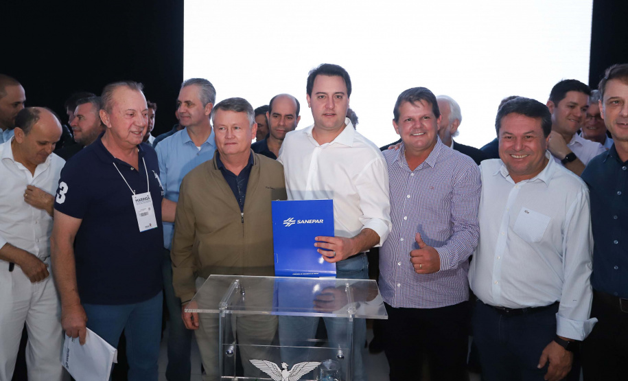 O Governo do Paraná concluiu nesta sexta-feira (17) a agenda em Maringá com a confirmação de R$ 41 milhões para ações e investimentos em 40 municípios da região Noroeste. O governador Carlos Massa Ratinho Junior recebeu prefeitos na 47ª Expoingá, no Parque Internacional de Exposições Francisco Feio Ribeiro. O encontro fez parte das ações em Maringá como sede administrativa do governo estadual. Foto: Rodrio Felix Leal/ANPr