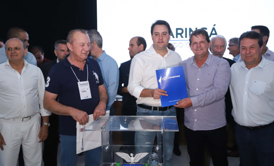 O Governo do Paraná concluiu nesta sexta-feira (17) a agenda em Maringá com a confirmação de R$ 41 milhões para ações e investimentos em 40 municípios da região Noroeste. O governador Carlos Massa Ratinho Junior recebeu prefeitos na 47ª Expoingá, no Parque Internacional de Exposições Francisco Feio Ribeiro. O encontro fez parte das ações em Maringá como sede administrativa do governo estadual. Foto: Rodrio Felix Leal/ANPr
