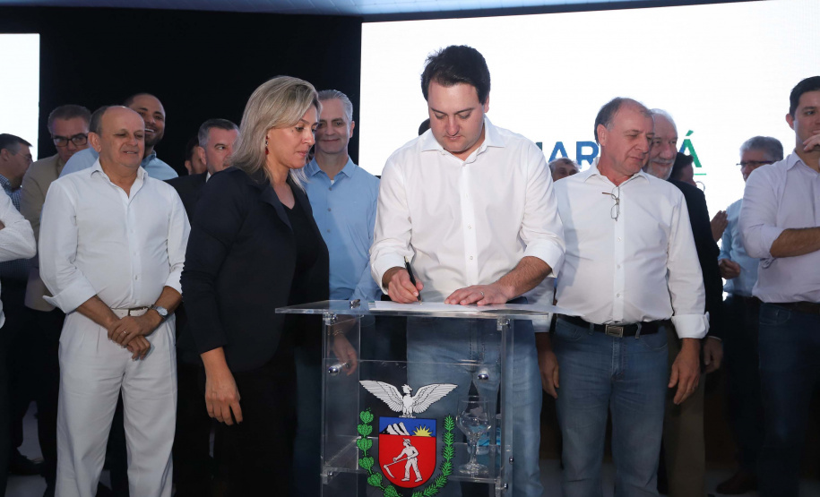 O Governo do Paraná concluiu nesta sexta-feira (17) a agenda em Maringá com a confirmação de R$ 41 milhões para ações e investimentos em 40 municípios da região Noroeste. O governador Carlos Massa Ratinho Junior recebeu prefeitos na 47ª Expoingá, no Parque Internacional de Exposições Francisco Feio Ribeiro. O encontro fez parte das ações em Maringá como sede administrativa do governo estadual. Foto: Rodrio Felix Leal/ANPr