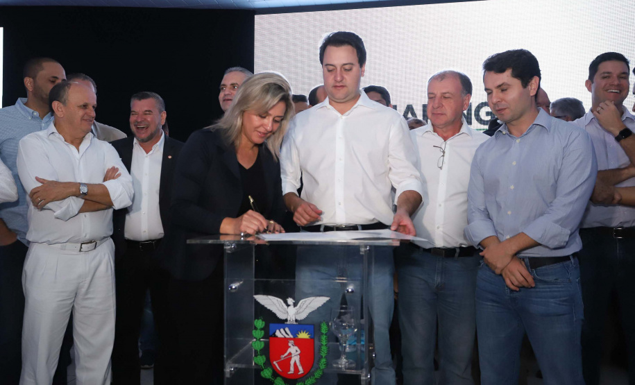 O Governo do Paraná concluiu nesta sexta-feira (17) a agenda em Maringá com a confirmação de R$ 41 milhões para ações e investimentos em 40 municípios da região Noroeste. O governador Carlos Massa Ratinho Junior recebeu prefeitos na 47ª Expoingá, no Parque Internacional de Exposições Francisco Feio Ribeiro. O encontro fez parte das ações em Maringá como sede administrativa do governo estadual. Foto: Rodrio Felix Leal/ANPr