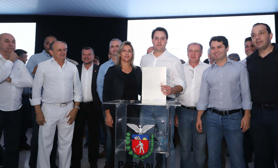 O Governo do Paraná concluiu nesta sexta-feira (17) a agenda em Maringá com a confirmação de R$ 41 milhões para ações e investimentos em 40 municípios da região Noroeste. O governador Carlos Massa Ratinho Junior recebeu prefeitos na 47ª Expoingá, no Parque Internacional de Exposições Francisco Feio Ribeiro. O encontro fez parte das ações em Maringá como sede administrativa do governo estadual. Foto: Rodrio Felix Leal/ANPr