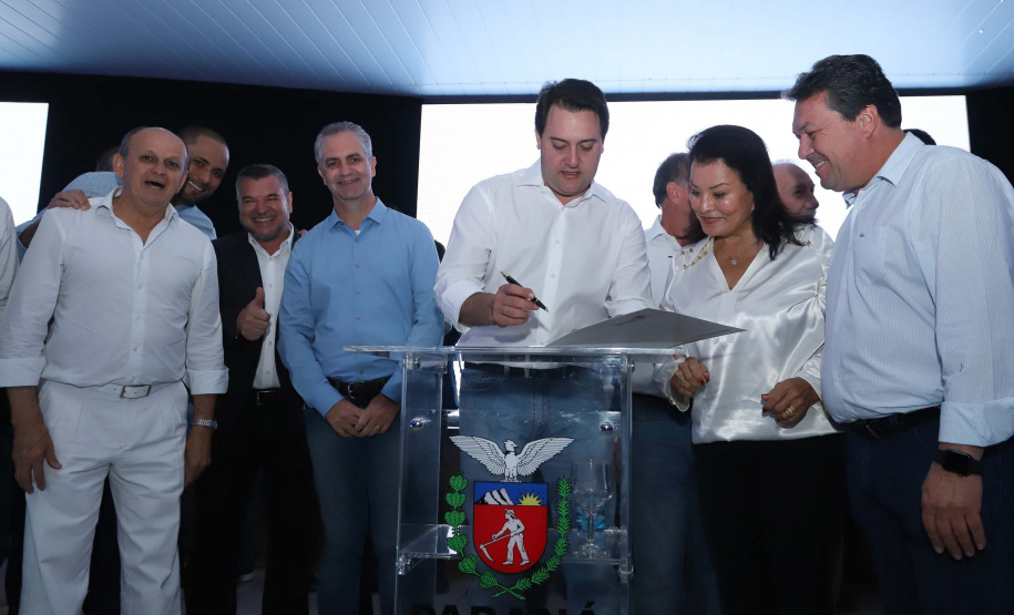 O Governo do Paraná concluiu nesta sexta-feira (17) a agenda em Maringá com a confirmação de R$ 41 milhões para ações e investimentos em 40 municípios da região Noroeste. O governador Carlos Massa Ratinho Junior recebeu prefeitos na 47ª Expoingá, no Parque Internacional de Exposições Francisco Feio Ribeiro. O encontro fez parte das ações em Maringá como sede administrativa do governo estadual. Foto: Rodrio Felix Leal/ANPr