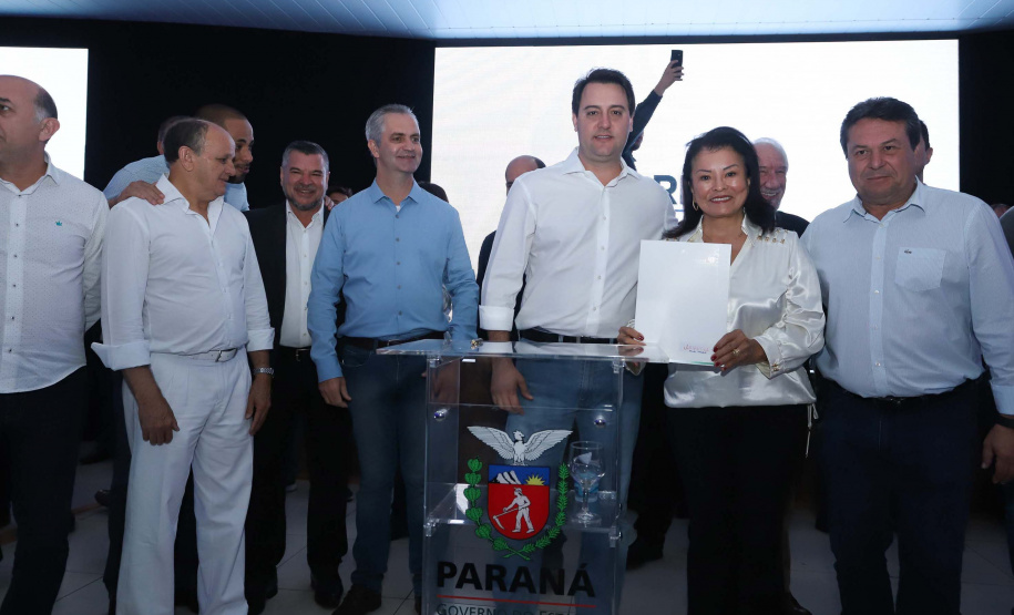 O Governo do Paraná concluiu nesta sexta-feira (17) a agenda em Maringá com a confirmação de R$ 41 milhões para ações e investimentos em 40 municípios da região Noroeste. O governador Carlos Massa Ratinho Junior recebeu prefeitos na 47ª Expoingá, no Parque Internacional de Exposições Francisco Feio Ribeiro. O encontro fez parte das ações em Maringá como sede administrativa do governo estadual. Foto: Rodrio Felix Leal/ANPr