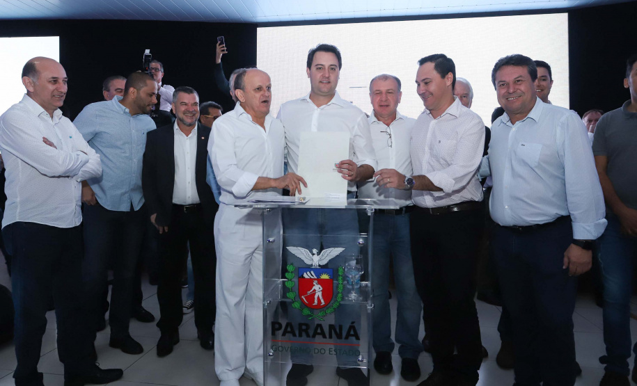 O Governo do Paraná concluiu nesta sexta-feira (17) a agenda em Maringá com a confirmação de R$ 41 milhões para ações e investimentos em 40 municípios da região Noroeste. O governador Carlos Massa Ratinho Junior recebeu prefeitos na 47ª Expoingá, no Parque Internacional de Exposições Francisco Feio Ribeiro. O encontro fez parte das ações em Maringá como sede administrativa do governo estadual. Foto: Rodrio Felix Leal/ANPr