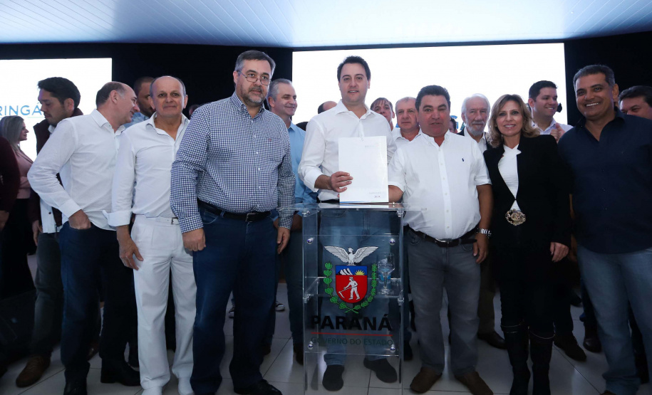 O Governo do Paraná concluiu nesta sexta-feira (17) a agenda em Maringá com a confirmação de R$ 41 milhões para ações e investimentos em 40 municípios da região Noroeste. O governador Carlos Massa Ratinho Junior recebeu prefeitos na 47ª Expoingá, no Parque Internacional de Exposições Francisco Feio Ribeiro. O encontro fez parte das ações em Maringá como sede administrativa do governo estadual. Foto: Rodrio Felix Leal/ANPr