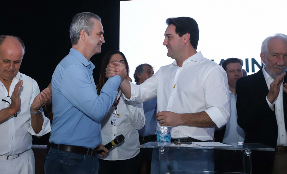 O Governo do Paraná concluiu nesta sexta-feira (17) a agenda em Maringá com a confirmação de R$ 41 milhões para ações e investimentos em 40 municípios da região Noroeste. O governador Carlos Massa Ratinho Junior recebeu prefeitos na 47ª Expoingá, no Parque Internacional de Exposições Francisco Feio Ribeiro. O encontro fez parte das ações em Maringá como sede administrativa do governo estadual. Foto: Rodrio Felix Leal/ANPr