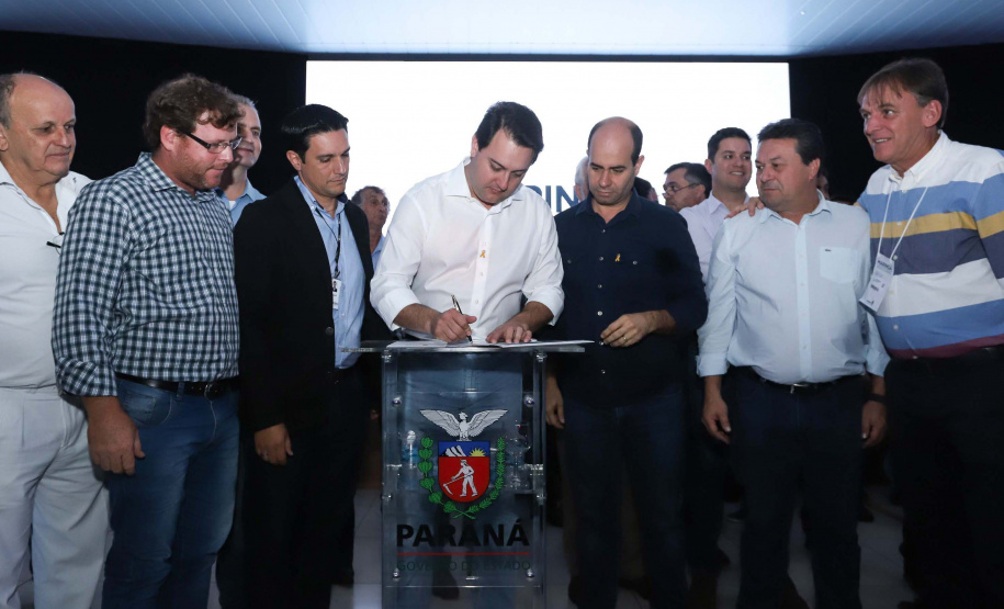 O Governo do Paraná concluiu nesta sexta-feira (17) a agenda em Maringá com a confirmação de R$ 41 milhões para ações e investimentos em 40 municípios da região Noroeste. O governador Carlos Massa Ratinho Junior recebeu prefeitos na 47ª Expoingá, no Parque Internacional de Exposições Francisco Feio Ribeiro. O encontro fez parte das ações em Maringá como sede administrativa do governo estadual. Foto: Rodrio Felix Leal/ANPr