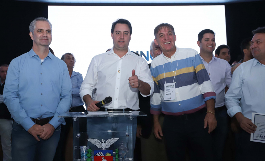 O Governo do Paraná concluiu nesta sexta-feira (17) a agenda em Maringá com a confirmação de R$ 41 milhões para ações e investimentos em 40 municípios da região Noroeste. O governador Carlos Massa Ratinho Junior recebeu prefeitos na 47ª Expoingá, no Parque Internacional de Exposições Francisco Feio Ribeiro. O encontro fez parte das ações em Maringá como sede administrativa do governo estadual. Foto: Rodrio Felix Leal/ANPr