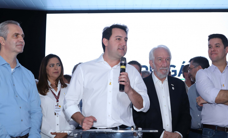 O Governo do Paraná concluiu nesta sexta-feira (17) a agenda em Maringá com a confirmação de R$ 41 milhões para ações e investimentos em 40 municípios da região Noroeste. O governador Carlos Massa Ratinho Junior recebeu prefeitos na 47ª Expoingá, no Parque Internacional de Exposições Francisco Feio Ribeiro. O encontro fez parte das ações em Maringá como sede administrativa do governo estadual. Foto: Rodrio Felix Leal/ANPr