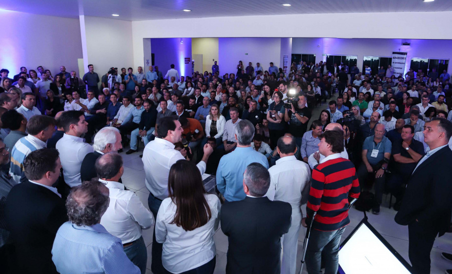 O Governo do Paraná concluiu nesta sexta-feira (17) a agenda em Maringá com a confirmação de R$ 41 milhões para ações e investimentos em 40 municípios da região Noroeste. O governador Carlos Massa Ratinho Junior recebeu prefeitos na 47ª Expoingá, no Parque Internacional de Exposições Francisco Feio Ribeiro. O encontro fez parte das ações em Maringá como sede administrativa do governo estadual. Foto: Rodrio Felix Leal/ANPr