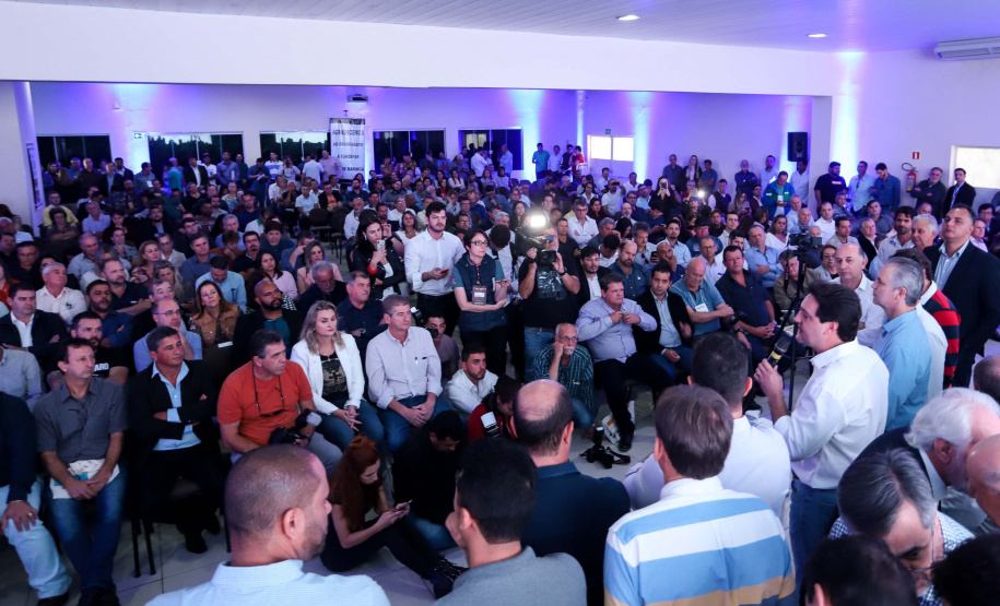 O Governo do Paraná concluiu nesta sexta-feira (17) a agenda em Maringá com a confirmação de R$ 41 milhões para ações e investimentos em 40 municípios da região Noroeste. O governador Carlos Massa Ratinho Junior recebeu prefeitos na 47ª Expoingá, no Parque Internacional de Exposições Francisco Feio Ribeiro. O encontro fez parte das ações em Maringá como sede administrativa do governo estadual. Foto: Rodrio Felix Leal/ANPr