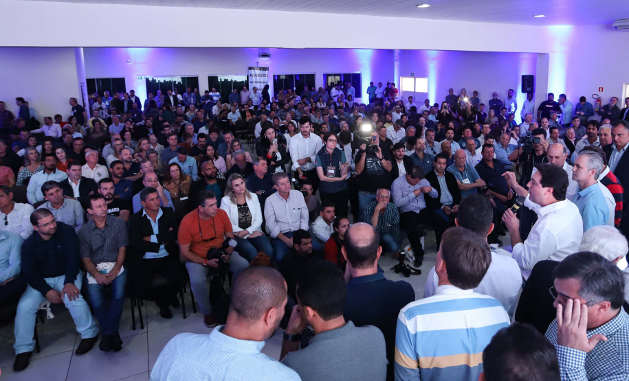 O Governo do Paraná concluiu nesta sexta-feira (17) a agenda em Maringá com a confirmação de R$ 41 milhões para ações e investimentos em 40 municípios da região Noroeste. O governador Carlos Massa Ratinho Junior recebeu prefeitos na 47ª Expoingá, no Parque Internacional de Exposições Francisco Feio Ribeiro. O encontro fez parte das ações em Maringá como sede administrativa do governo estadual. Foto: Rodrio Felix Leal/ANPr