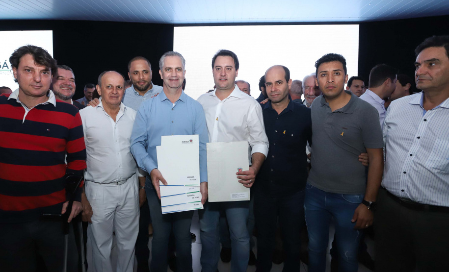 O Governo do Paraná concluiu nesta sexta-feira (17) a agenda em Maringá com a confirmação de R$ 41 milhões para ações e investimentos em 40 municípios da região Noroeste. O governador Carlos Massa Ratinho Junior recebeu prefeitos na 47ª Expoingá, no Parque Internacional de Exposições Francisco Feio Ribeiro. O encontro fez parte das ações em Maringá como sede administrativa do governo estadual. Foto: Rodrio Felix Leal/ANPr