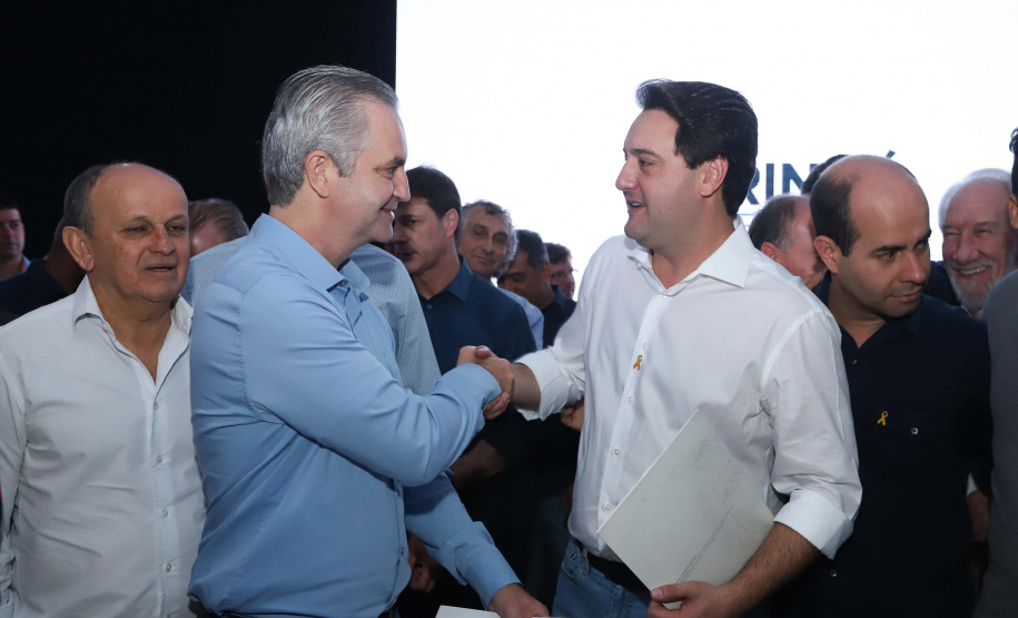 O Governo do Paraná concluiu nesta sexta-feira (17) a agenda em Maringá com a confirmação de R$ 41 milhões para ações e investimentos em 40 municípios da região Noroeste. O governador Carlos Massa Ratinho Junior recebeu prefeitos na 47ª Expoingá, no Parque Internacional de Exposições Francisco Feio Ribeiro. O encontro fez parte das ações em Maringá como sede administrativa do governo estadual. Foto: Rodrio Felix Leal/ANPr