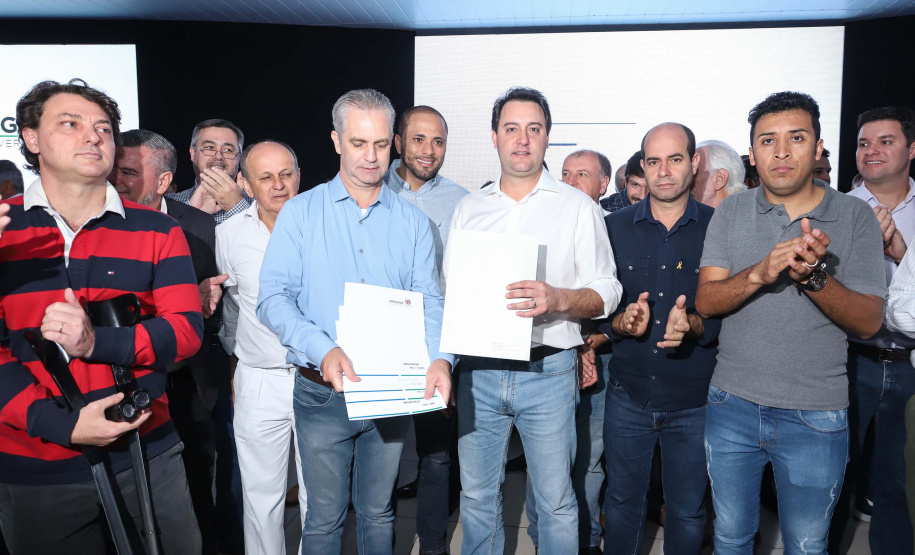 O Governo do Paraná concluiu nesta sexta-feira (17) a agenda em Maringá com a confirmação de R$ 41 milhões para ações e investimentos em 40 municípios da região Noroeste. O governador Carlos Massa Ratinho Junior recebeu prefeitos na 47ª Expoingá, no Parque Internacional de Exposições Francisco Feio Ribeiro. O encontro fez parte das ações em Maringá como sede administrativa do governo estadual. Foto: Rodrio Felix Leal/ANPr