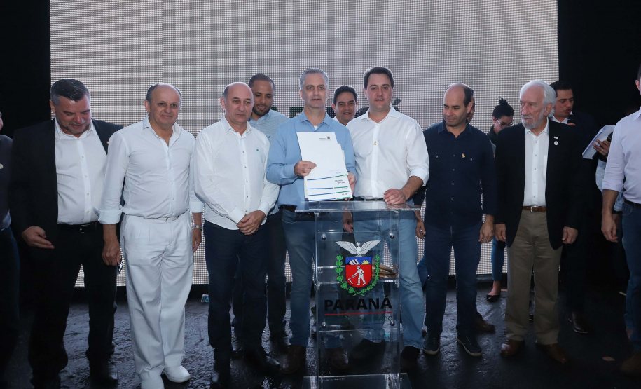 O Governo do Paraná concluiu nesta sexta-feira (17) a agenda em Maringá com a confirmação de R$ 41 milhões para ações e investimentos em 40 municípios da região Noroeste. O governador Carlos Massa Ratinho Junior recebeu prefeitos na 47ª Expoingá, no Parque Internacional de Exposições Francisco Feio Ribeiro. O encontro fez parte das ações em Maringá como sede administrativa do governo estadual. Foto: Rodrio Felix Leal/ANPr