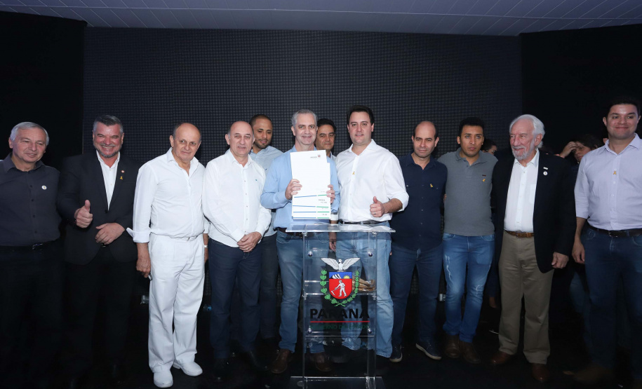 O Governo do Paraná concluiu nesta sexta-feira (17) a agenda em Maringá com a confirmação de R$ 41 milhões para ações e investimentos em 40 municípios da região Noroeste. O governador Carlos Massa Ratinho Junior recebeu prefeitos na 47ª Expoingá, no Parque Internacional de Exposições Francisco Feio Ribeiro. O encontro fez parte das ações em Maringá como sede administrativa do governo estadual. Foto: Rodrio Felix Leal/ANPr