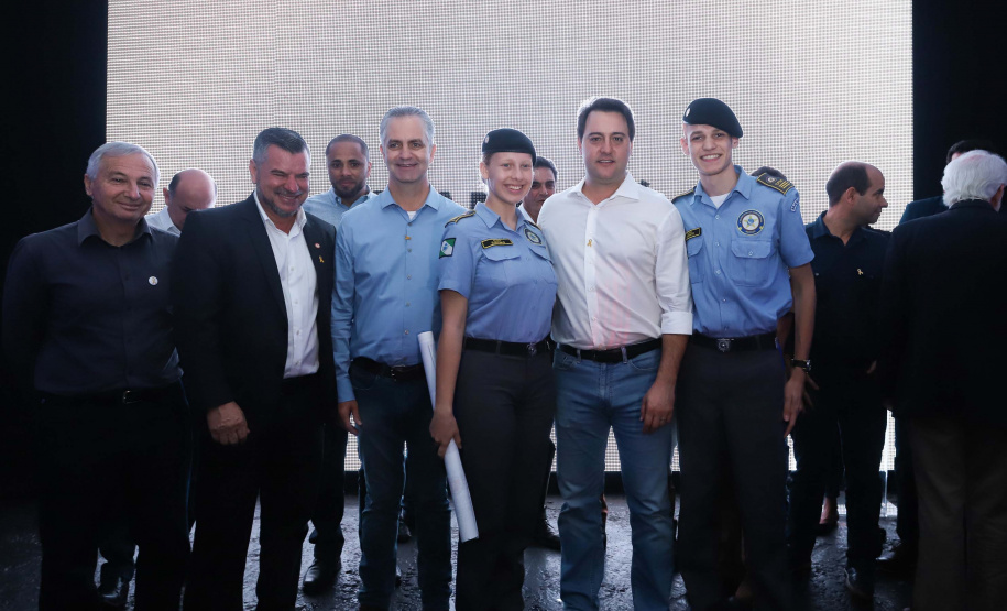 O Governo do Paraná concluiu nesta sexta-feira (17) a agenda em Maringá com a confirmação de R$ 41 milhões para ações e investimentos em 40 municípios da região Noroeste. O governador Carlos Massa Ratinho Junior recebeu prefeitos na 47ª Expoingá, no Parque Internacional de Exposições Francisco Feio Ribeiro. O encontro fez parte das ações em Maringá como sede administrativa do governo estadual. Foto: Rodrio Felix Leal/ANPr