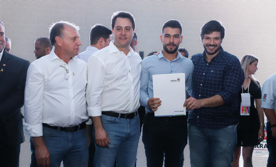 O Governo do Paraná concluiu nesta sexta-feira (17) a agenda em Maringá com a confirmação de R$ 41 milhões para ações e investimentos em 40 municípios da região Noroeste. O governador Carlos Massa Ratinho Junior recebeu prefeitos na 47ª Expoingá, no Parque Internacional de Exposições Francisco Feio Ribeiro. O encontro fez parte das ações em Maringá como sede administrativa do governo estadual. Foto: Rodrio Felix Leal/ANPr