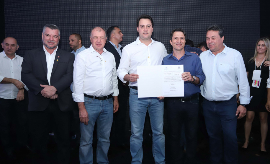 O Governo do Paraná concluiu nesta sexta-feira (17) a agenda em Maringá com a confirmação de R$ 41 milhões para ações e investimentos em 40 municípios da região Noroeste. O governador Carlos Massa Ratinho Junior recebeu prefeitos na 47ª Expoingá, no Parque Internacional de Exposições Francisco Feio Ribeiro. O encontro fez parte das ações em Maringá como sede administrativa do governo estadual. Foto: Rodrio Felix Leal/ANPr